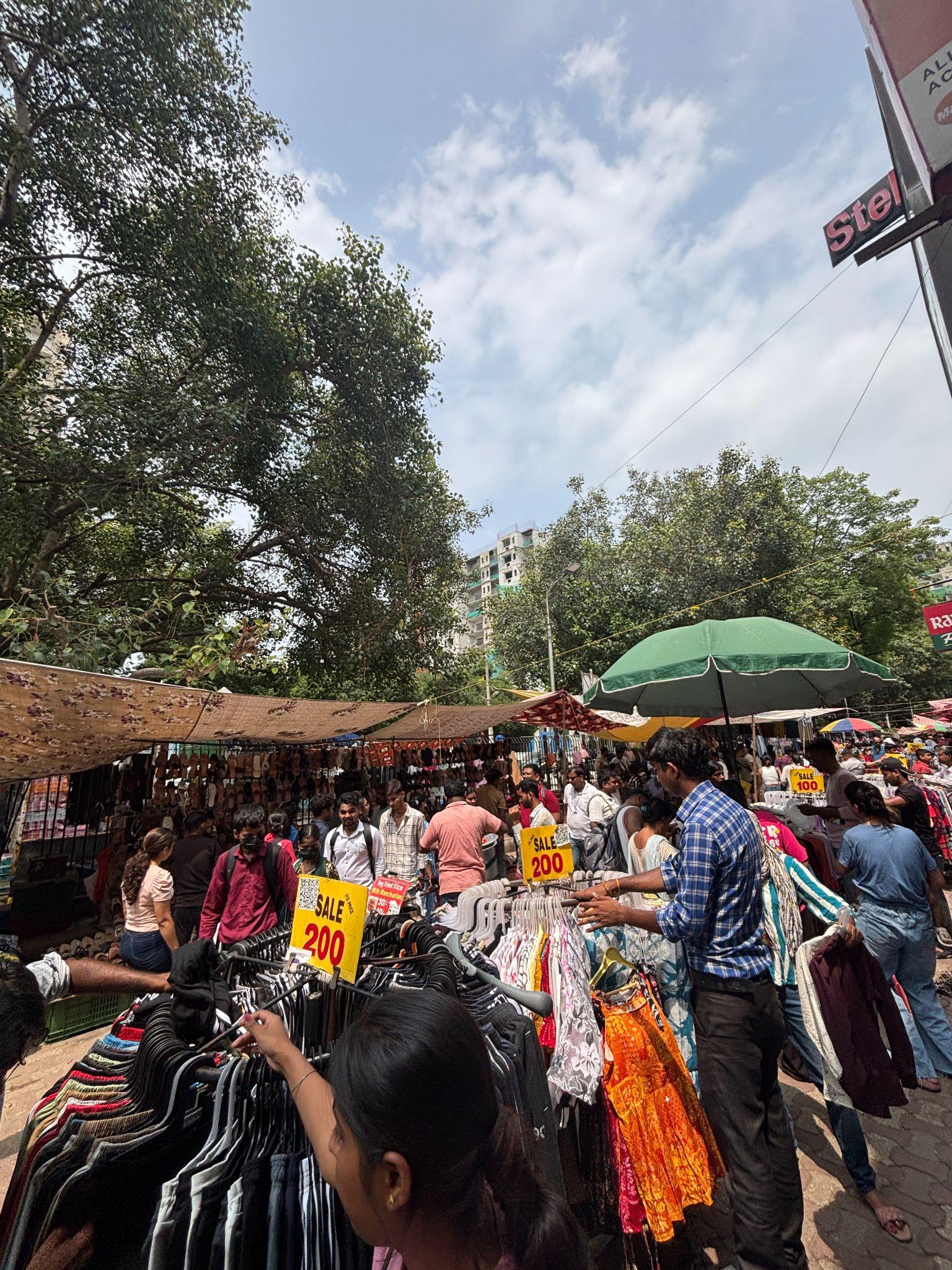 Tシャツがラックに並んでいる様子