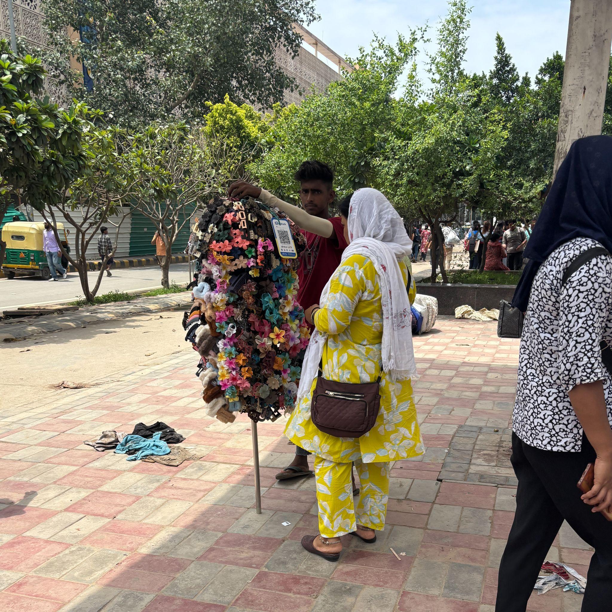 アクセサリーを販売している様子