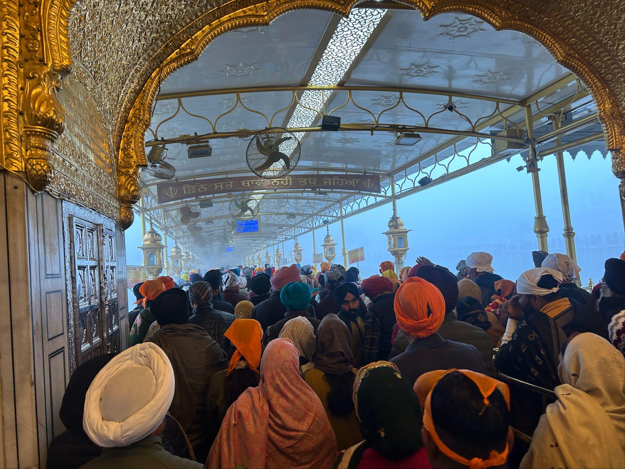 インドのアムリトサルの黄金寺院の橋