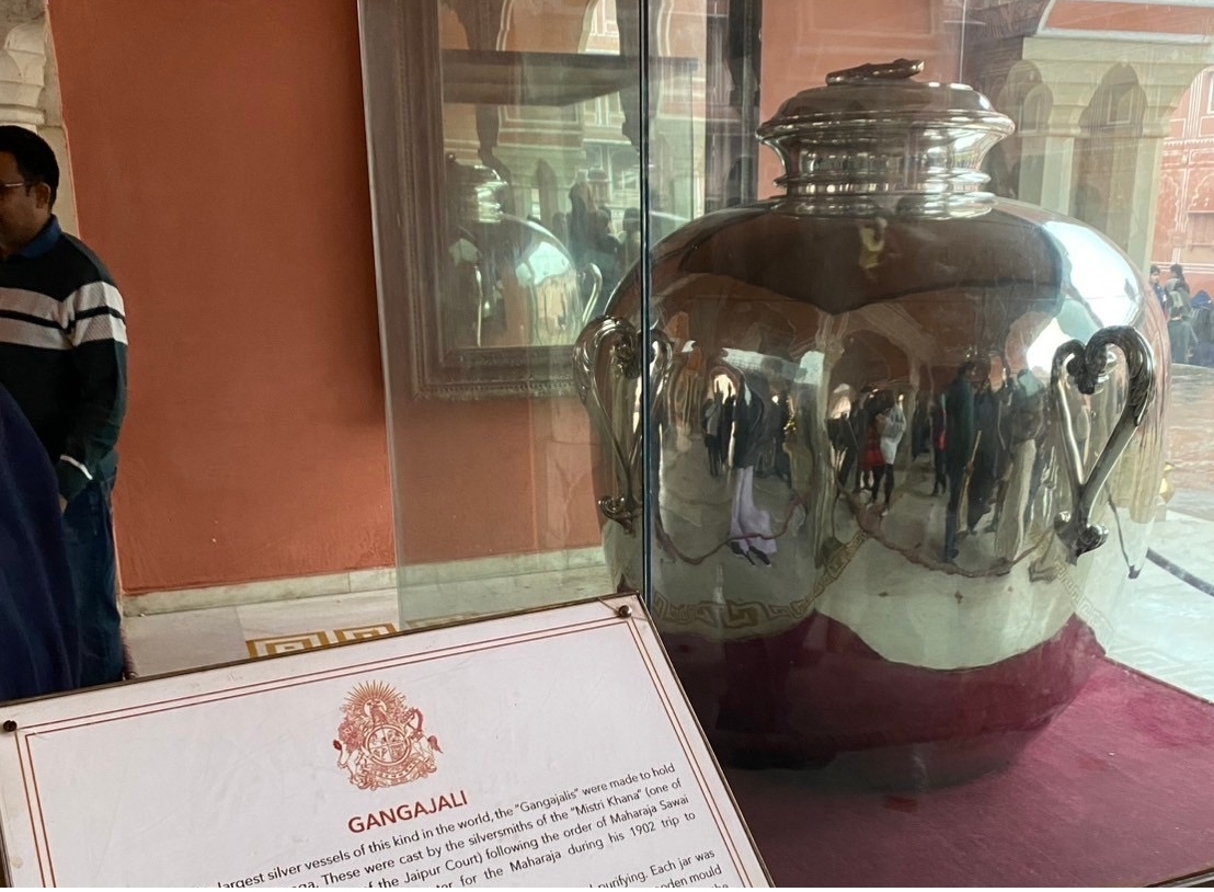 インドの世界一大きい銀の壺
