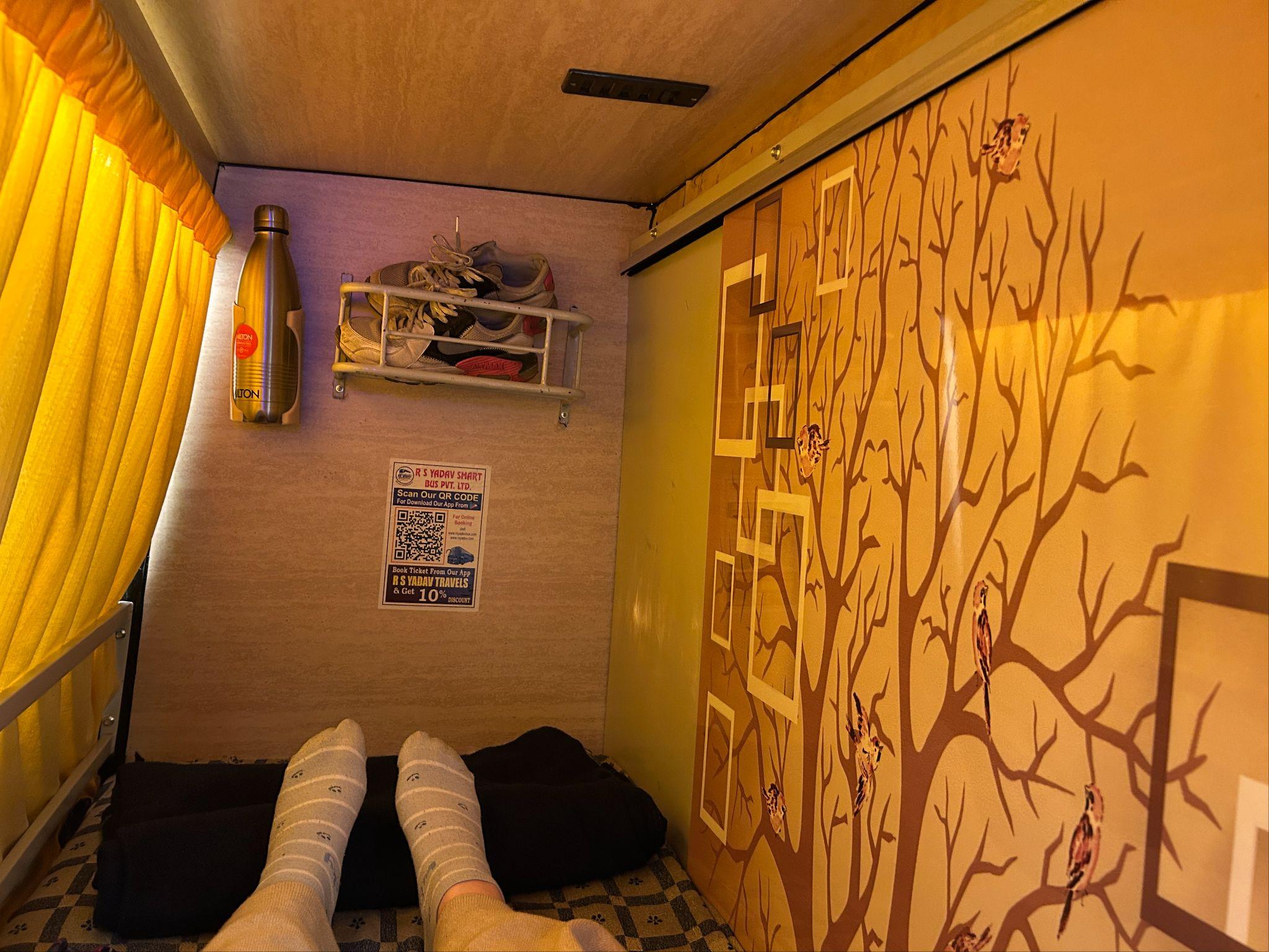 インドの深夜バスの部屋の中