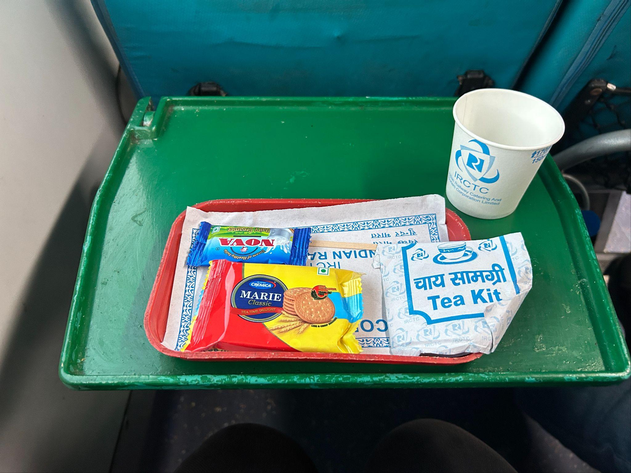 インドの電車のチャイセット