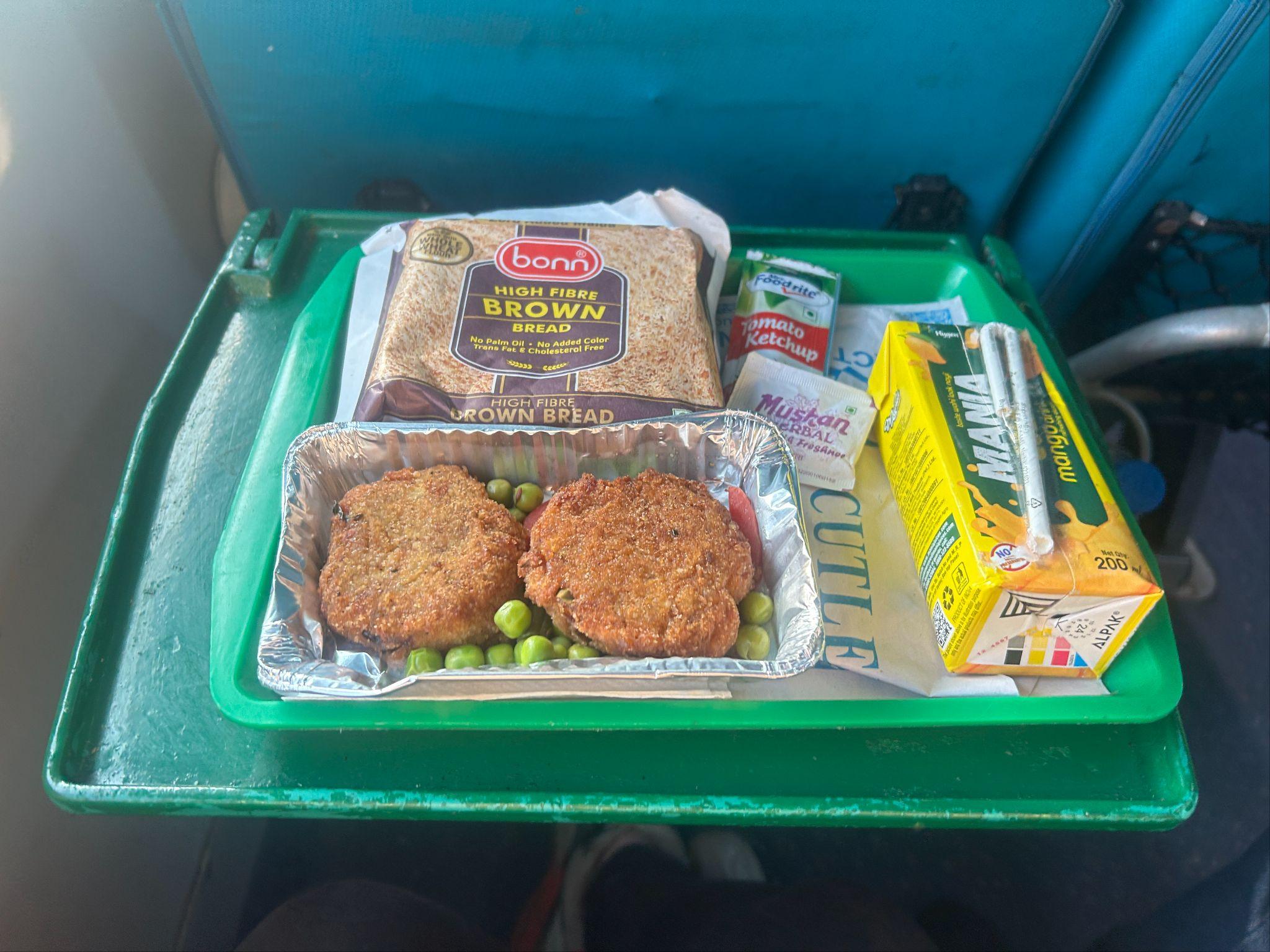 インドの電車の朝ご飯