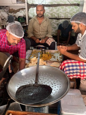 サモサを包んでいるところ