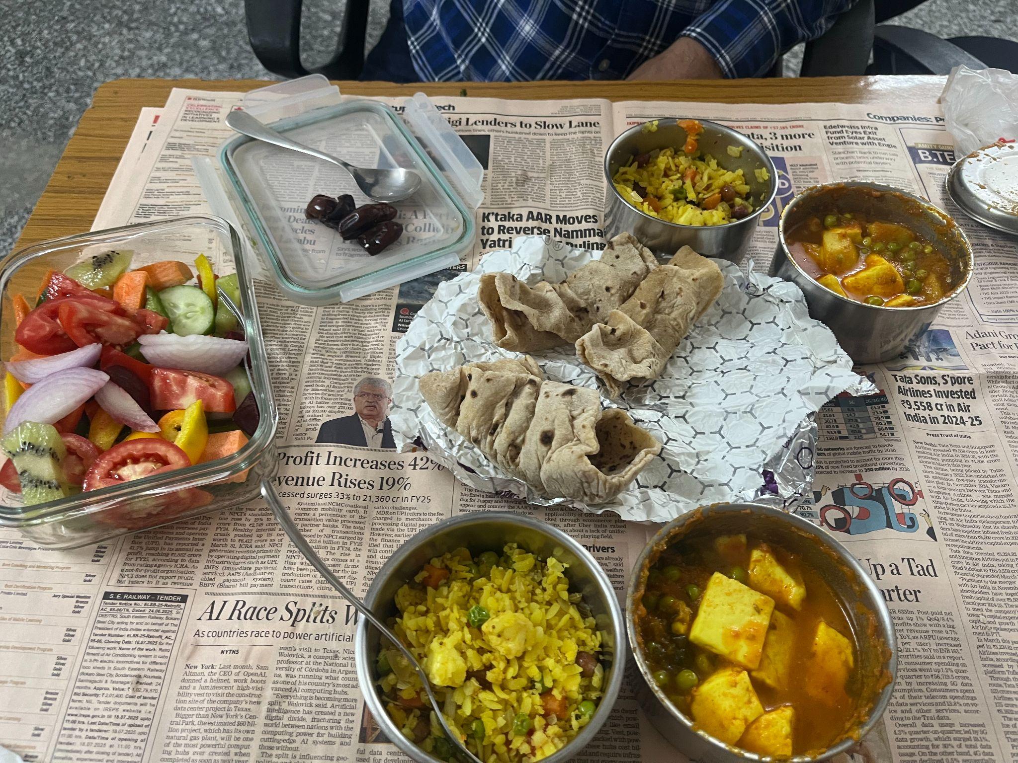 チーズカレー、ポハ、チャパティ、サラダが顔を出します