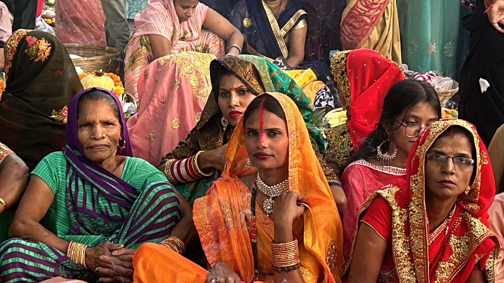 ティカーをつけている女性