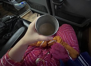 バスの中で飲むチャイ