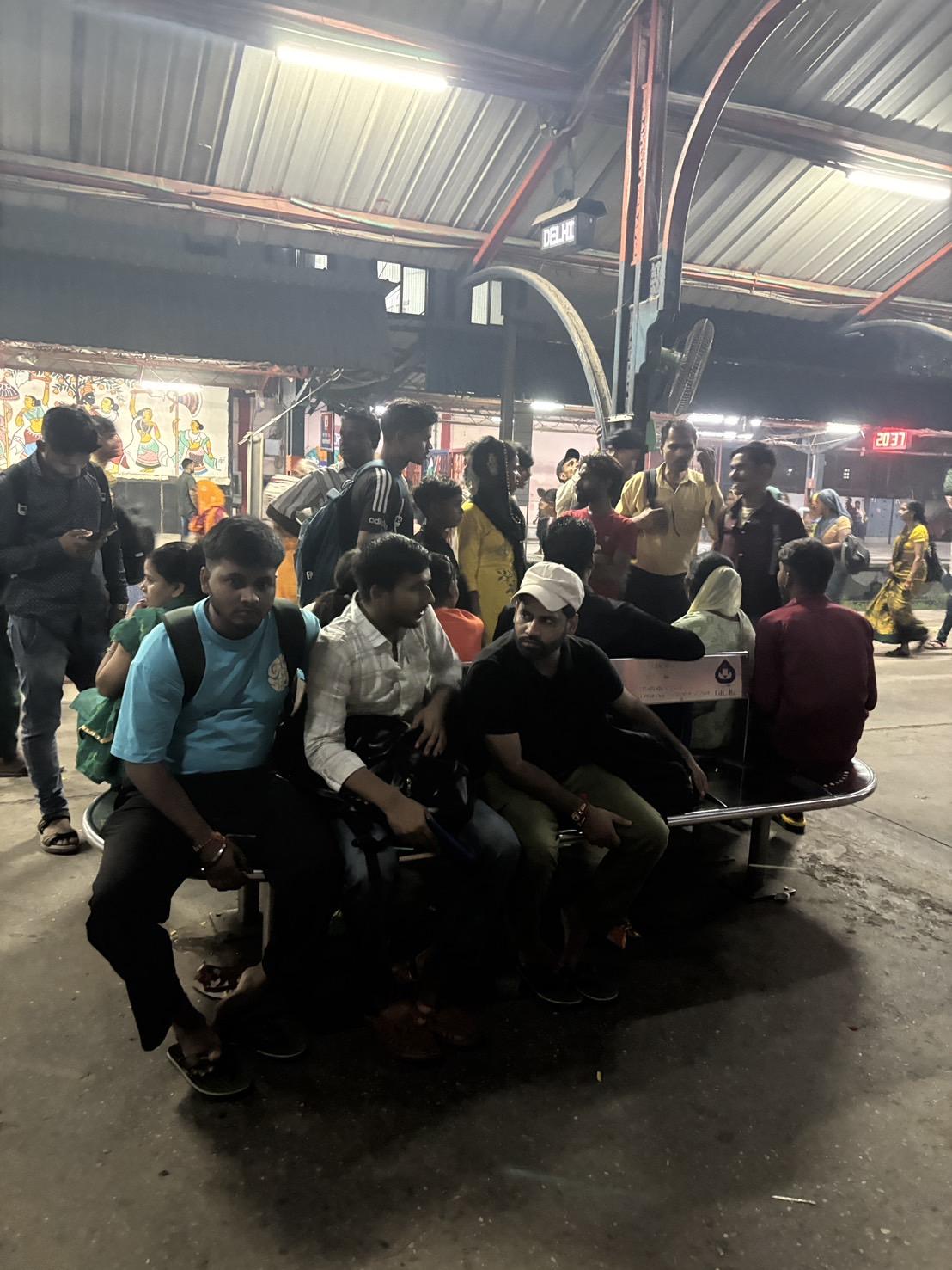 ホームで電車を待つ人々