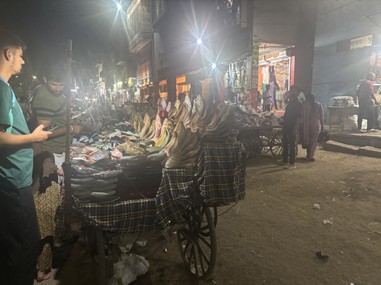 夜のマーケット内の靴屋