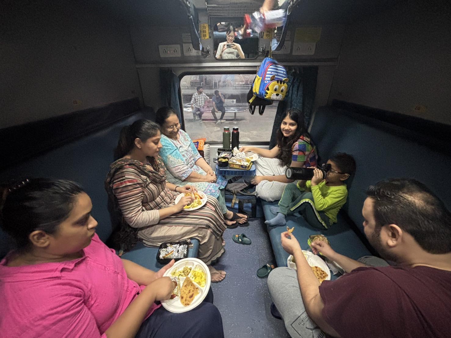 車内で夕食を楽しむ人々