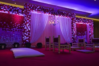 電飾で輝くインドの結婚式会場の外観（夜景）
