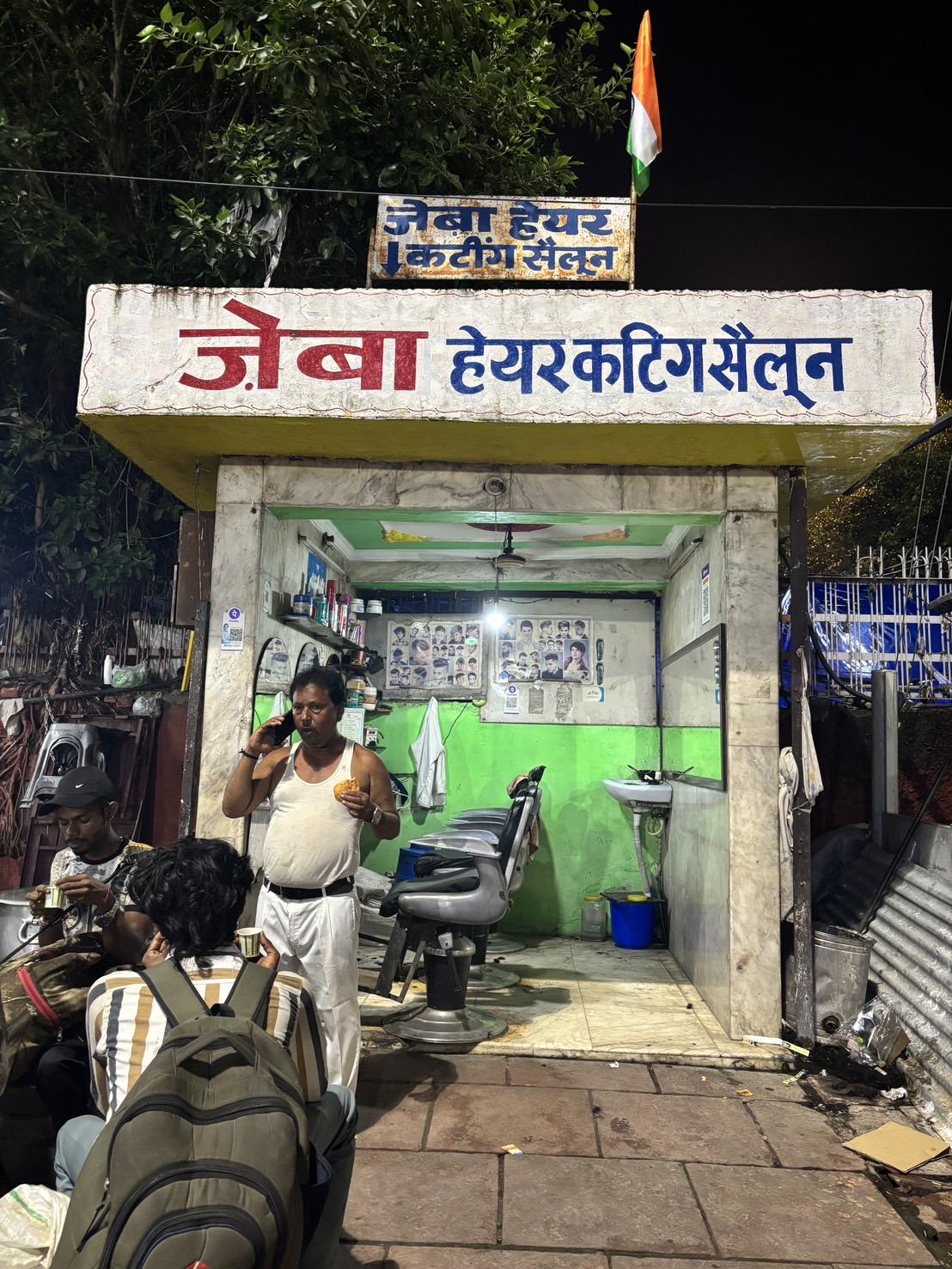 駅前のヘアサロン